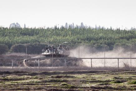 Israeli tanks near the fence 