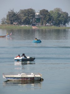 Mosque on Bhopal Lake